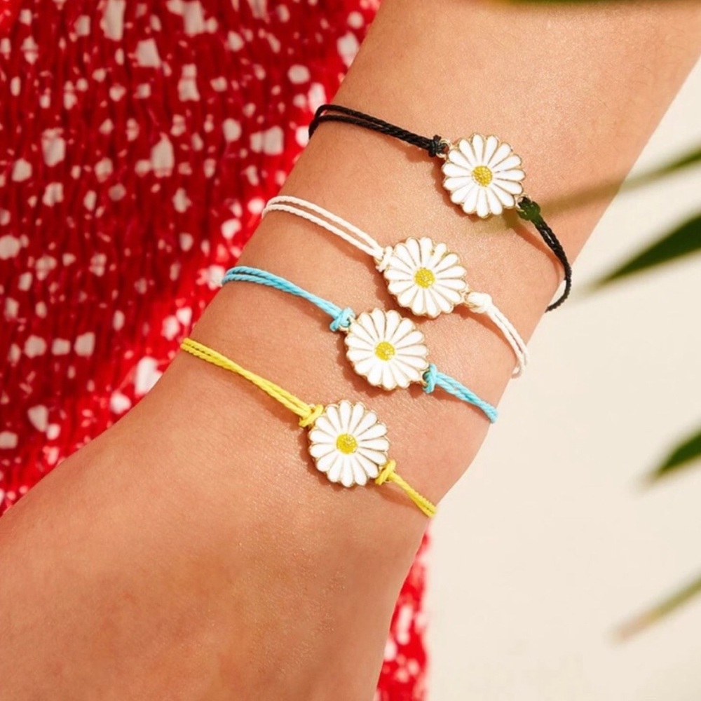 🌸 Dainty Daisy Bracelet